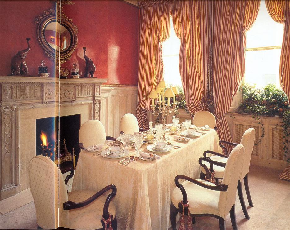 английский интерьер столовой в красном цвете